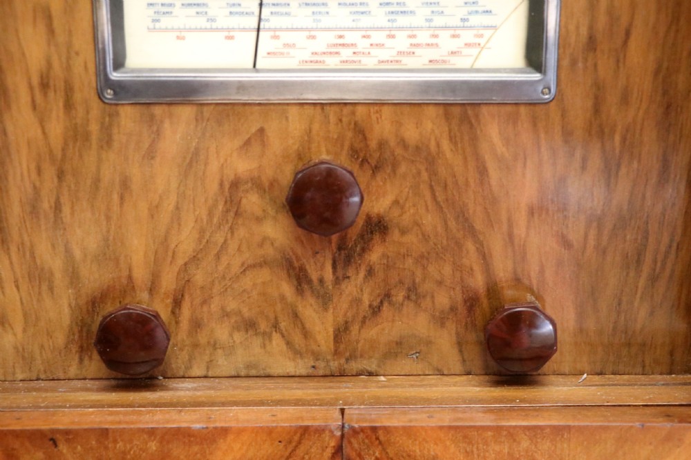 A lovely vintage French walnut cased radiogram. View XXVII