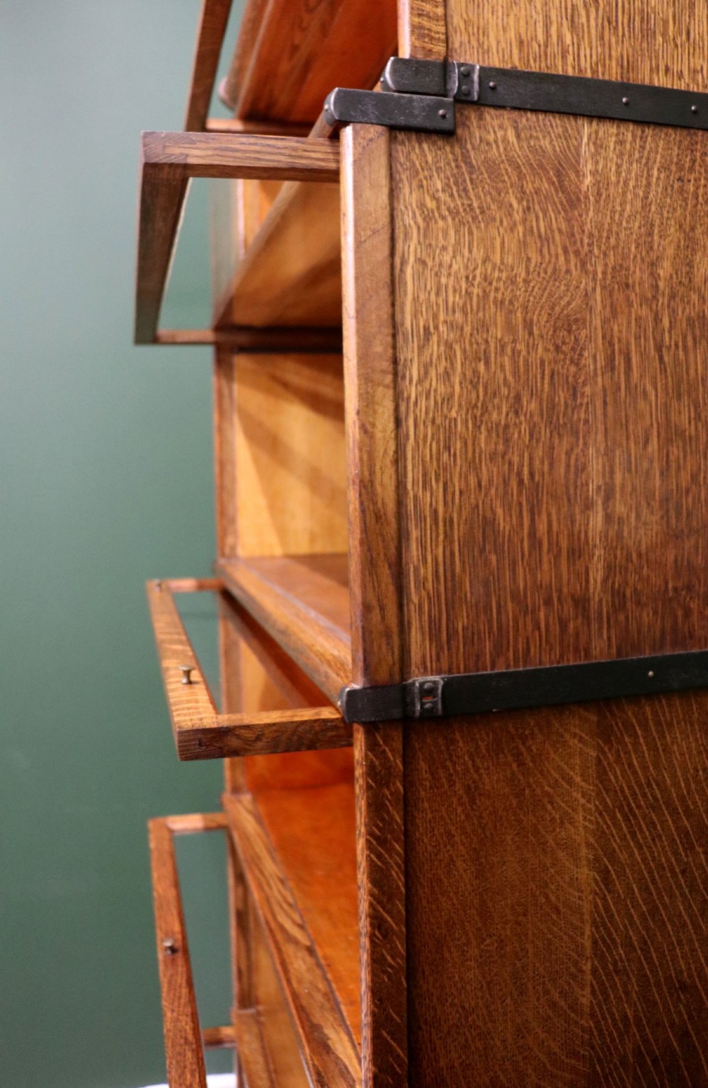 A five-tier Edwardian oak Globe Wernicke stacking bookcase with glass lift-up cabinet doors. View VIII
