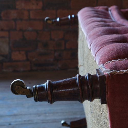ANTIQUE PETITE 2 SEATER CHESTERFIELD SOFA - ADDITIONAL PHOTO 4