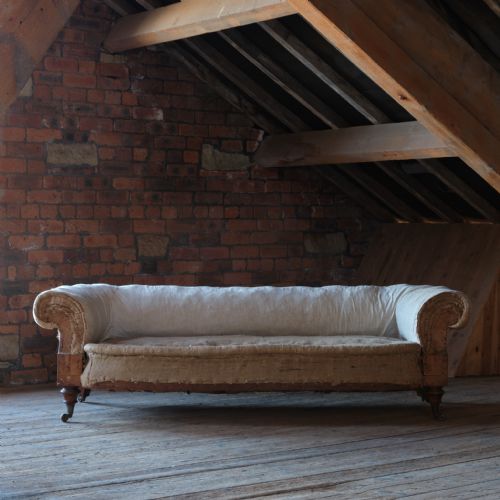 LARGE 19TH CENTURY COUNTRY HOUSE CHESTERFIELD SOFA - ADDITIONAL PHOTO 1