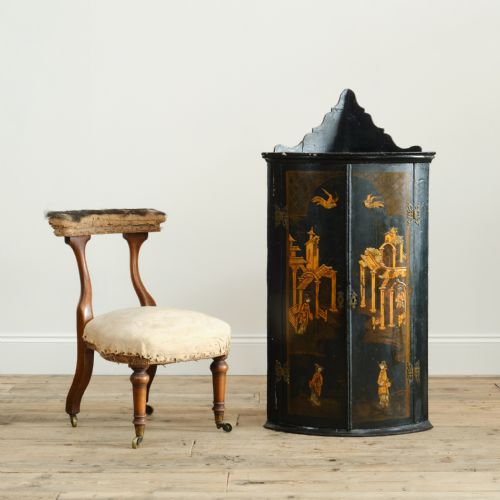 18TH CENTURY LACQUERED CHINOISERIE CORNER CUPBOARD - ADDITIONAL PHOTO 1