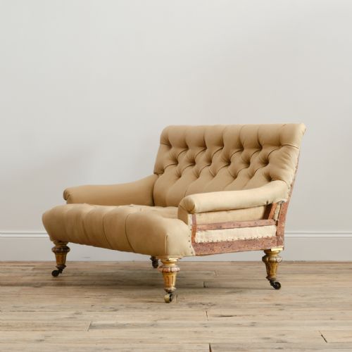SMALL 19TH CENTURY BUTTONED SOFA ON GILT LEGS - ADDITIONAL PHOTO 3