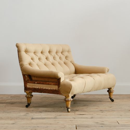 SMALL 19TH CENTURY BUTTONED SOFA ON GILT LEGS - ADDITIONAL PHOTO 6