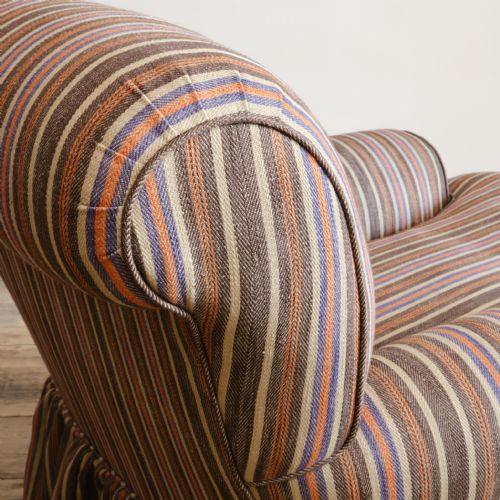 LARGE DEEP SEATED HOWARD STYLE CLUB ARMCHAIR - ADDITIONAL PHOTO 11