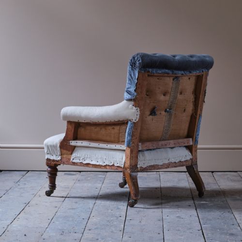 A SMALL LATE 19TH CENTURY HOWARD STYLE ARMCHAIR - ADDITIONAL PHOTO 4
