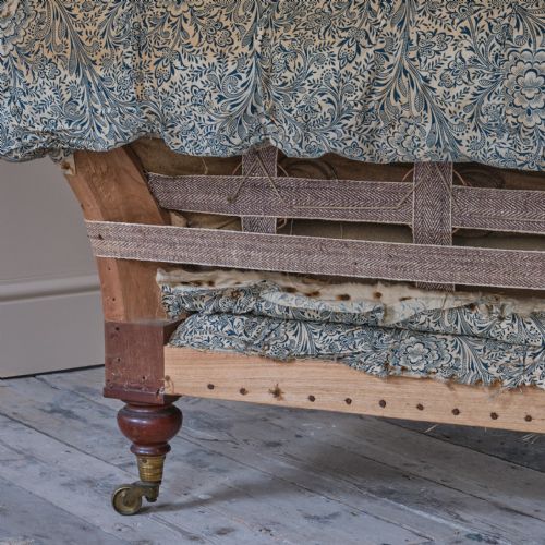 MID 19TH CENTURY CHESTERFIELD SOFA - ADDITIONAL PHOTO 12