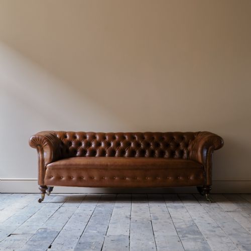 MID 19TH CENTURY HOWARD SONS CHESTERFIELD SOFA - ADDITIONAL PHOTO 1