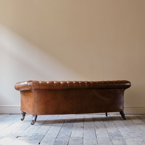 MID 19TH CENTURY HOWARD SONS CHESTERFIELD SOFA - ADDITIONAL PHOTO 4