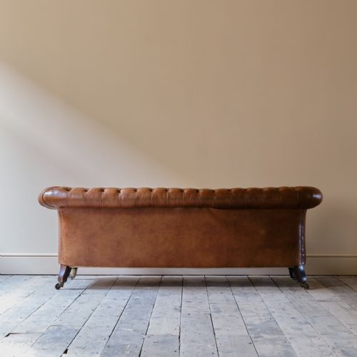 MID 19TH CENTURY HOWARD SONS CHESTERFIELD SOFA - ADDITIONAL PHOTO 6