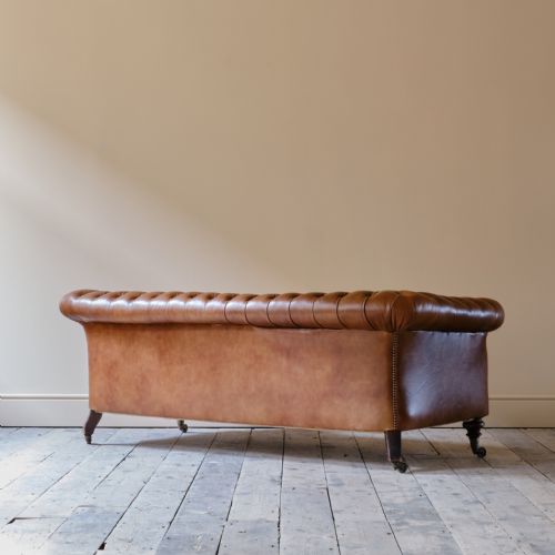 MID 19TH CENTURY HOWARD SONS CHESTERFIELD SOFA - ADDITIONAL PHOTO 7