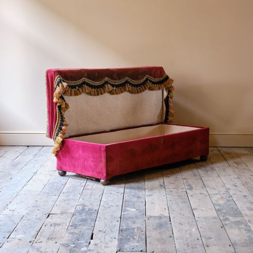LARGE COUNTRY HOUSE STORAGE OTTOMAN BY HALLETT SONS - ADDITIONAL PHOTO 8