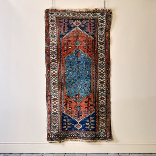 EARLY 20TH CENTURY HAND KNOTTED RUG