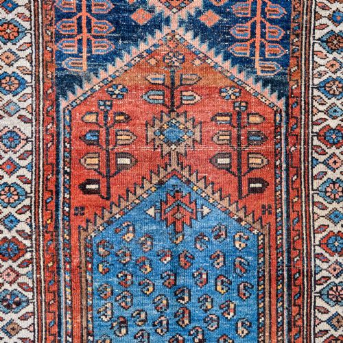 EARLY 20TH CENTURY HAND KNOTTED RUG - ADDITIONAL PHOTO 1