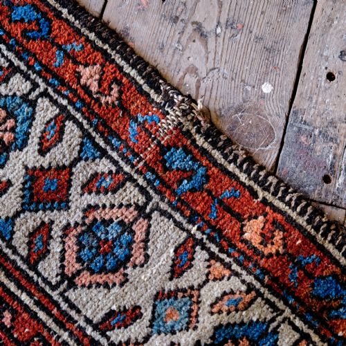 EARLY 20TH CENTURY HAND KNOTTED RUG - ADDITIONAL PHOTO 5