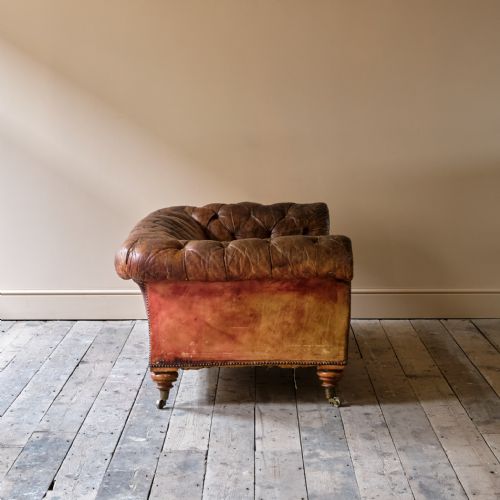 EARLY 20TH CENTURY HOWARD STYLE CHESTERFIELD SOFA - ADDITIONAL PHOTO 3