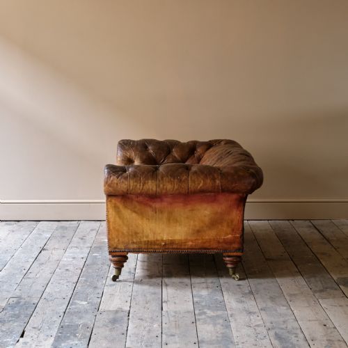 EARLY 20TH CENTURY HOWARD STYLE CHESTERFIELD SOFA - ADDITIONAL PHOTO 4