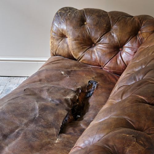 EARLY 20TH CENTURY HOWARD STYLE CHESTERFIELD SOFA - ADDITIONAL PHOTO 5