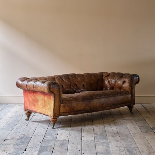 EARLY 20TH CENTURY HOWARD STYLE CHESTERFIELD SOFA - ADDITIONAL PHOTO 6
