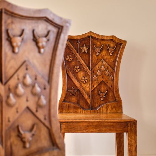 PAIR OF 19TH CENTURY ARMORIAL HALL CHAIRS - ADDITIONAL PHOTO 7