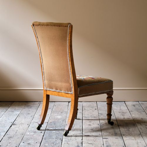 19TH CENTURY BIRDS EYE MAPLE SIDE CHAIR IN TAPESTRY FABRIC - ADDITIONAL PHOTO 3