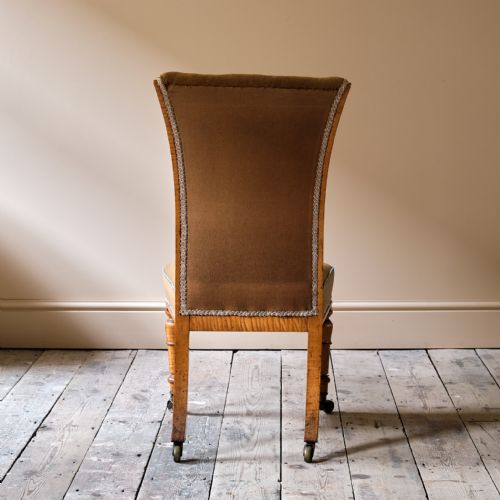 19TH CENTURY BIRDS EYE MAPLE SIDE CHAIR IN TAPESTRY FABRIC - ADDITIONAL PHOTO 4