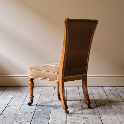 19TH CENTURY BIRDS EYE MAPLE SIDE CHAIR IN TAPESTRY FABRIC - ADDITIONAL PHOTO 5