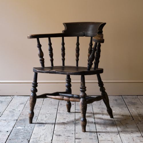 19TH CENTURY ELM SMOKERS BOW WINDSOR CHAIR