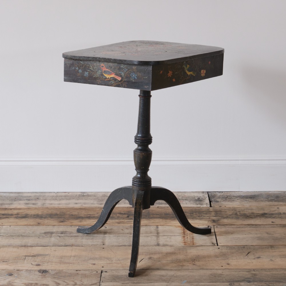 19th-century Chinoiserie lacquered tripod side table View VI