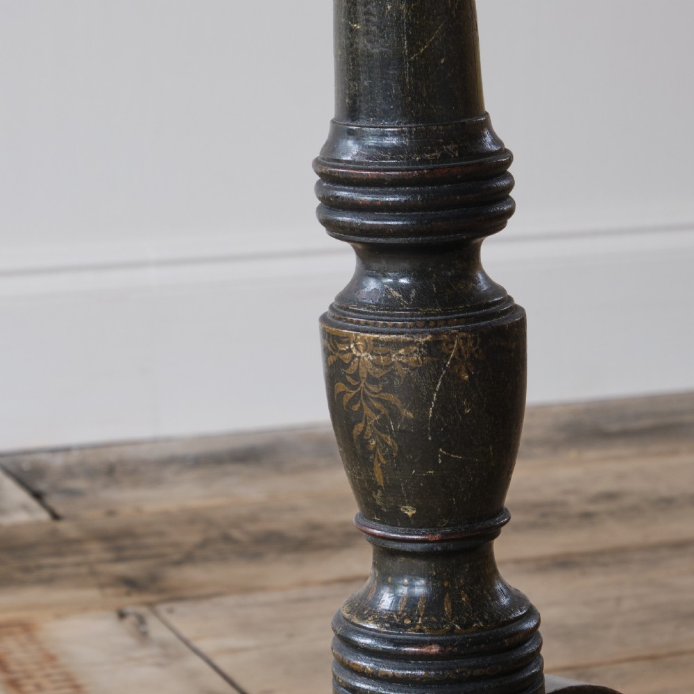 19th-century Chinoiserie lacquered tripod side table View XII