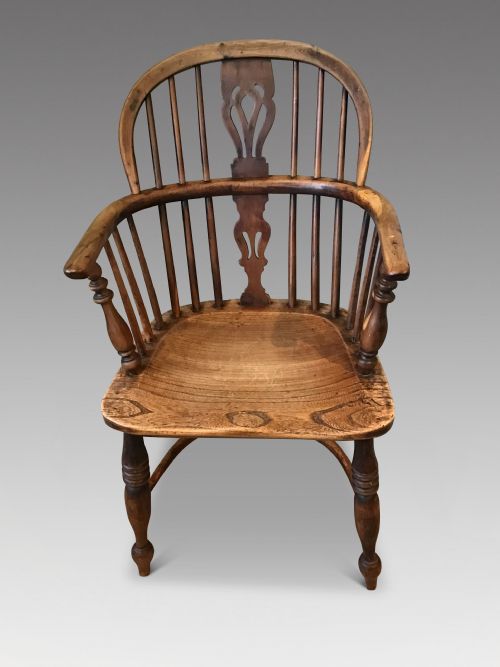 ANTIQUE WINDSOR CHAIR