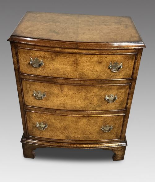 Walnut chest of drawers 