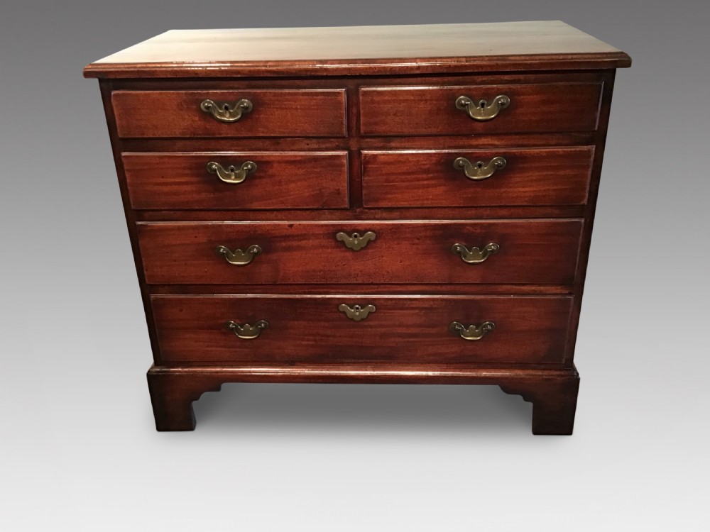Georgian mahogany chest of drawers 