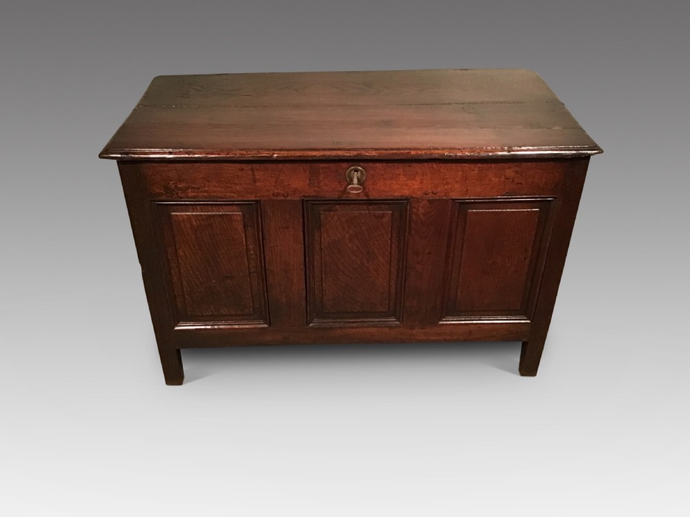 Early 18th century oak coffer