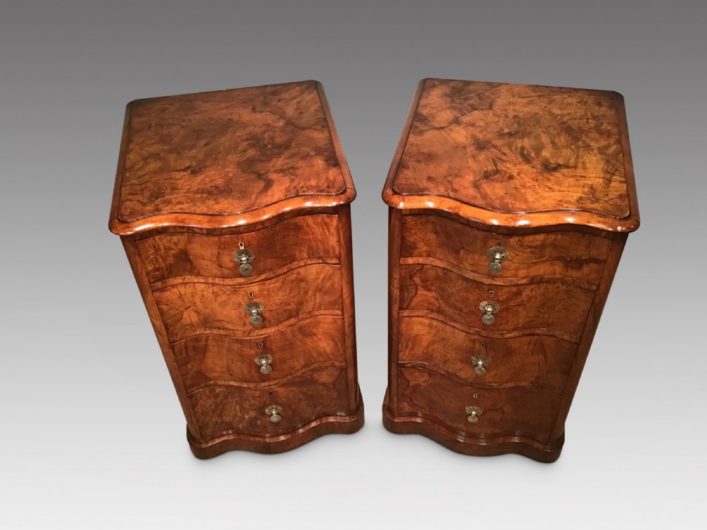 Pair of antique chests of drawers View II