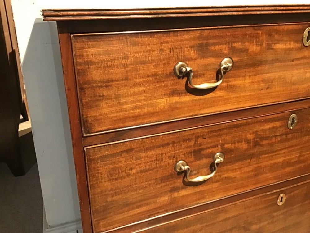 Antique mahogany chest of drawers View V