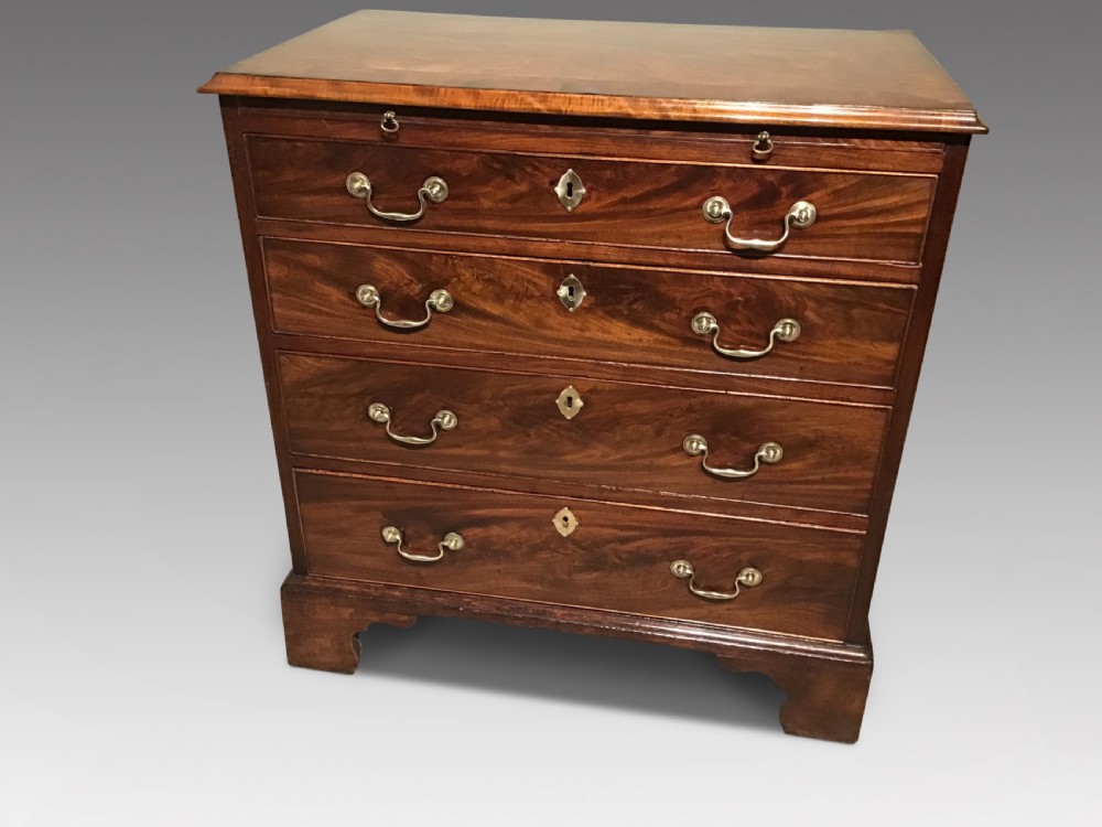 Georgian mahogany chest of drawers