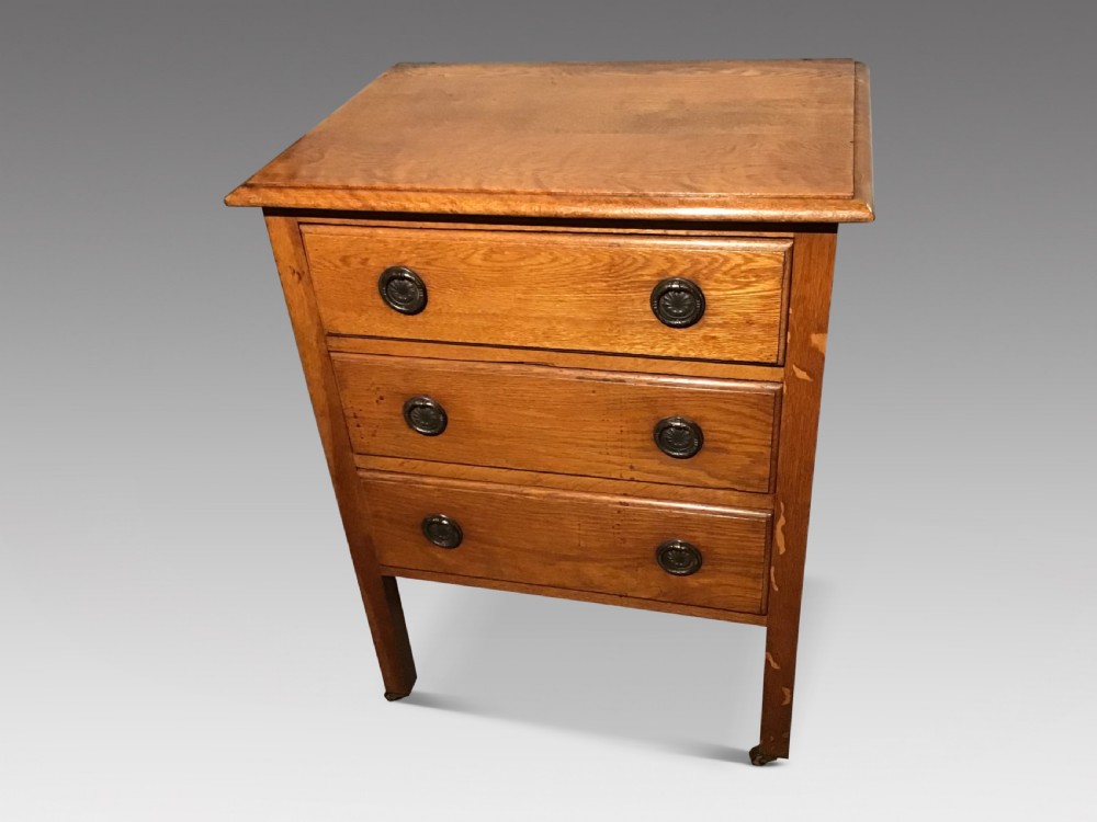 Antique oak chest of drawers