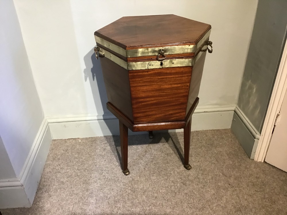 Georgian mahogany cellarette 