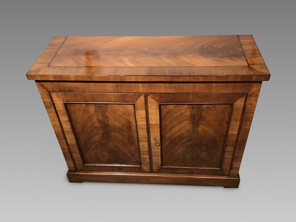 Antique mahogany sidecabinet