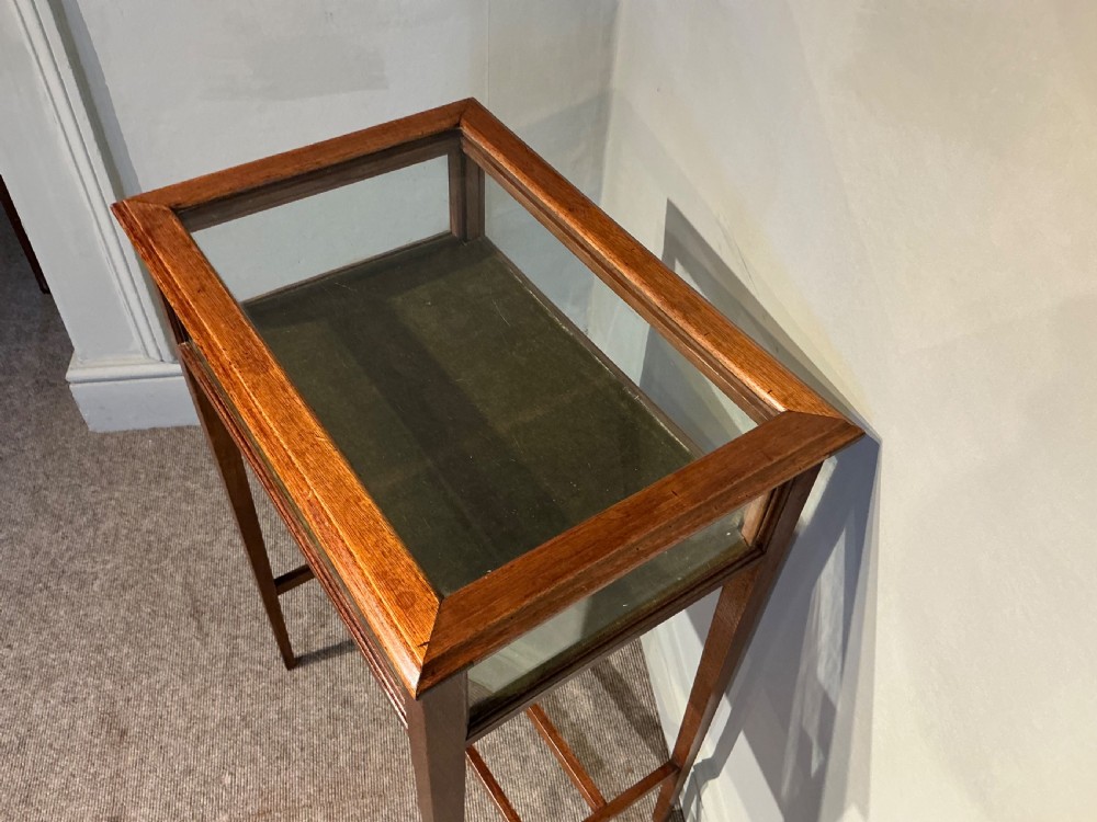 Edwardian mahogany bijouterie table View II