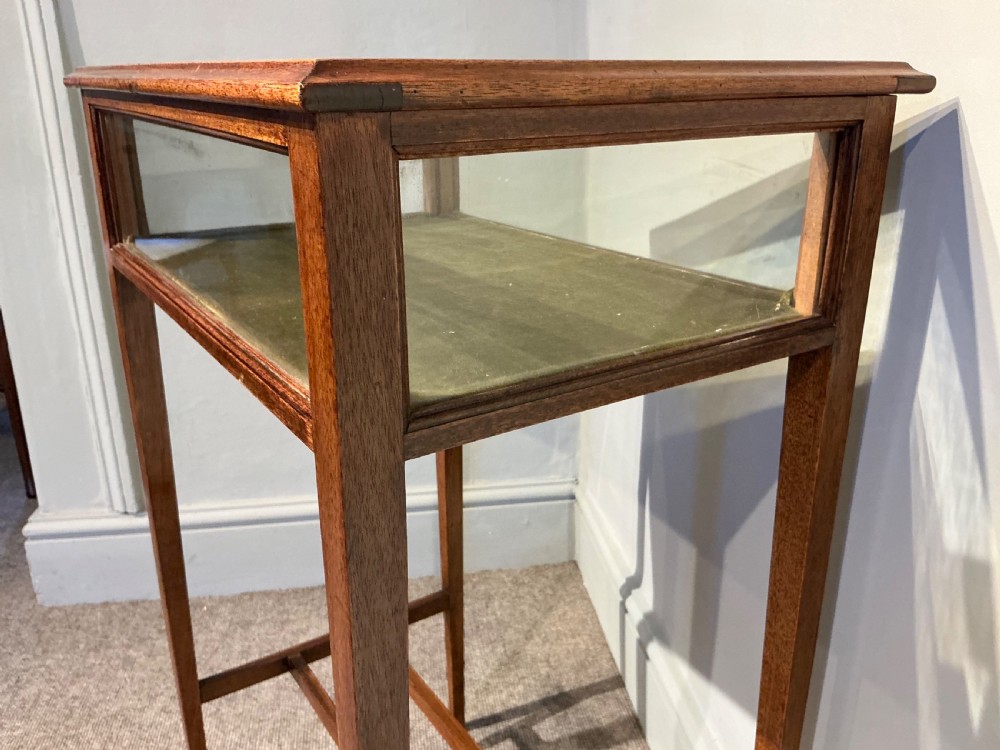 Edwardian mahogany bijouterie table View III