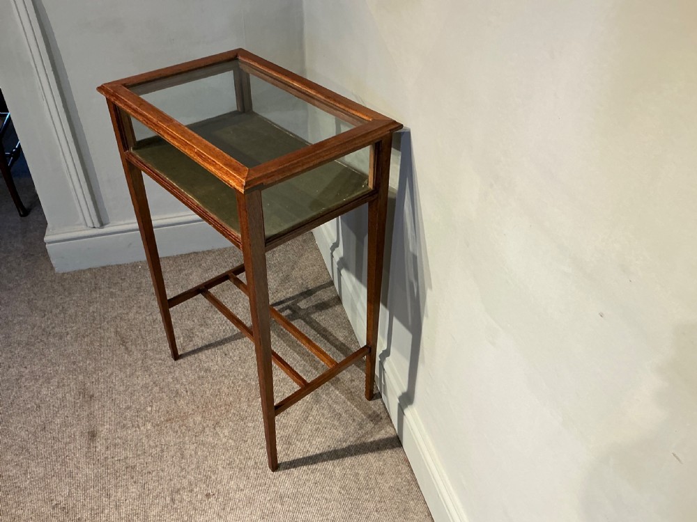 Edwardian mahogany bijouterie table View IV