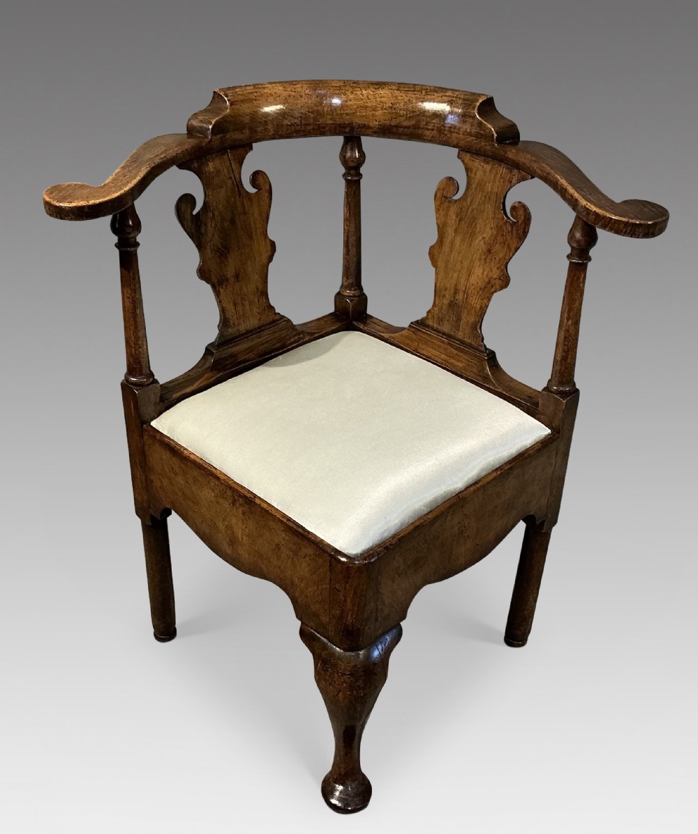 Georgian walnut corner chair