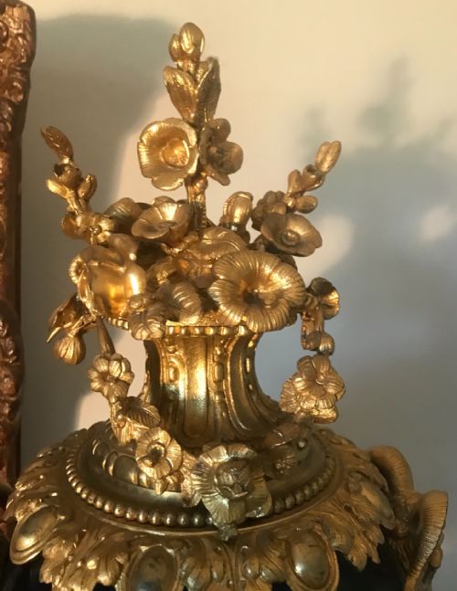 A FRENCH ORMALOU PORCELAIN MANTEL CLOCK - ADDITIONAL PHOTO 2