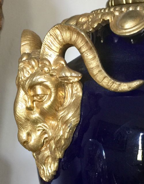 A FRENCH ORMALOU PORCELAIN MANTEL CLOCK - ADDITIONAL PHOTO 4