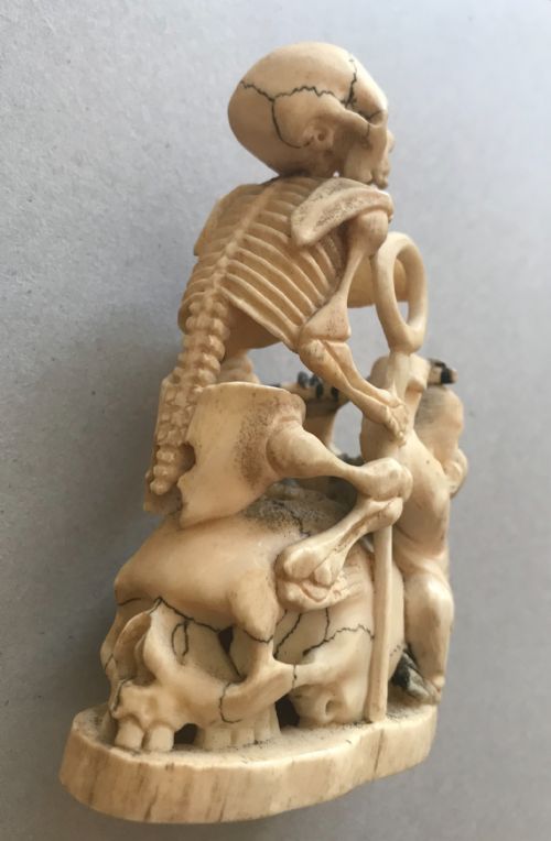 AN UNUSUAL JAPANESE IVORY OKIMONO - ADDITIONAL PHOTO 1