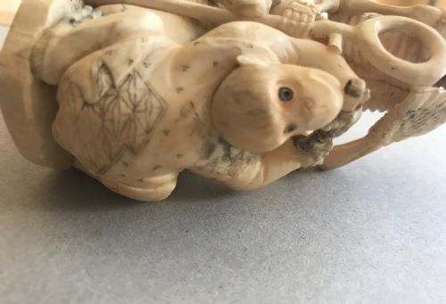 AN UNUSUAL JAPANESE IVORY OKIMONO - ADDITIONAL PHOTO 2