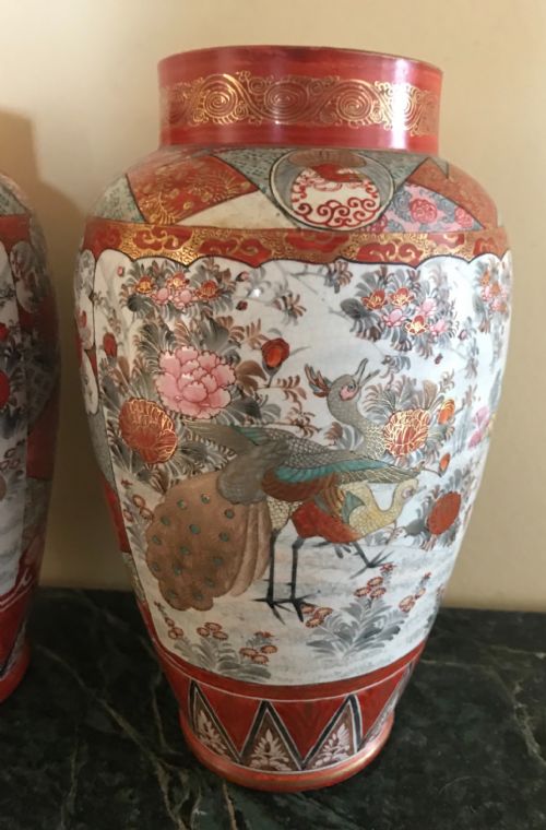 A JAPANESE PAIR OF KUTANI VASES - ADDITIONAL PHOTO 2