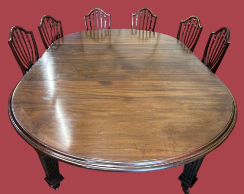 ANTIQUE ROUND EXTENDING DINING TABLE
