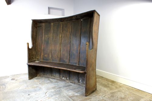 A Late 18th Century Curved Elm Settle.